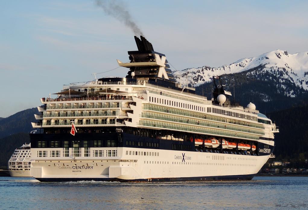 El Celebrity Century (Celebrity Cruises) fondeando en Juneau, (Alaska) CRUCEROS CELEBRITY CRUISES ALASKA CELEBRITY CENTURY CRUCEROS CELEBRITY ALASKA CRUCEROS EXPLORACION